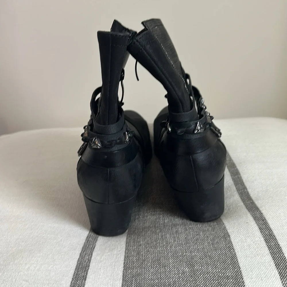 Tamaris Ankle Boots Size 41 with Strappy Stud Design with 2 Inch Heel in GUC
